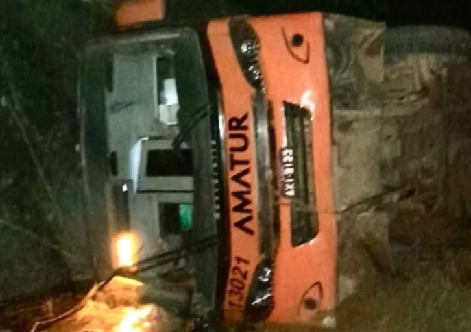 TOMBAMENTO: Ônibus da Amatur tomba na BR-319/AM e deixa feridos, na noite dessa terça (30). Foto: Reprodução/Redes Sociais