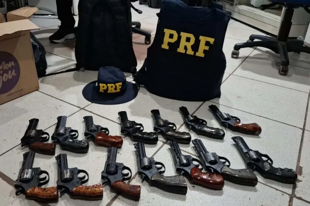 PRF apreende 14 armas em ônibus na BR-364 e prende passageiro