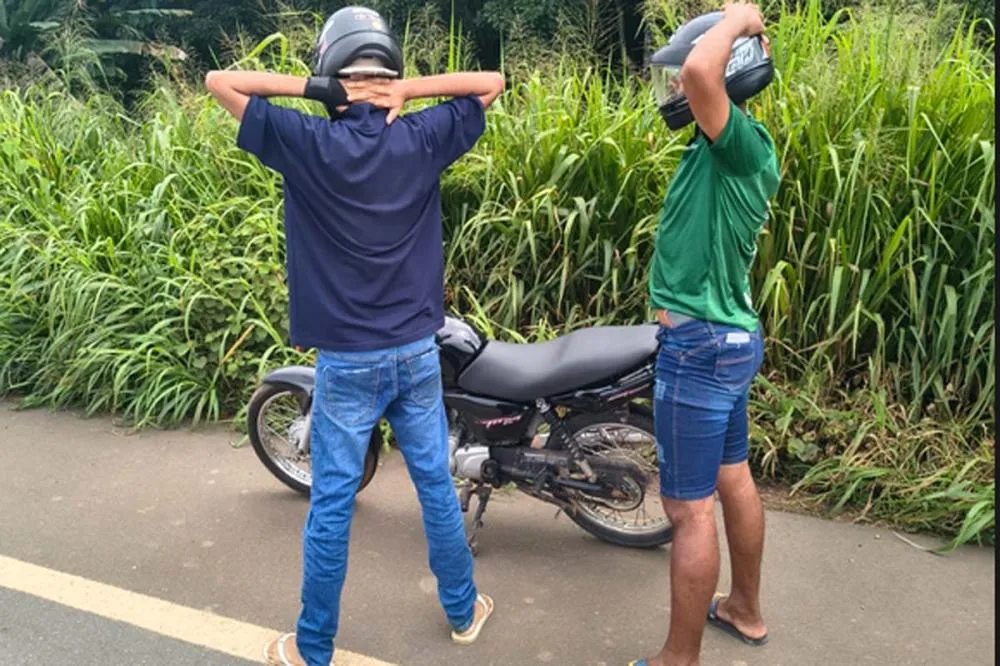 Polícia Militar recupera moto furtada e prende dois homens na BR-364