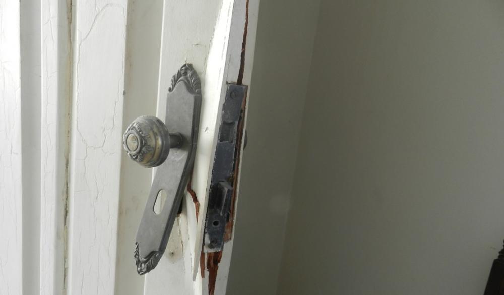 Porta Arrombada/Ilustração