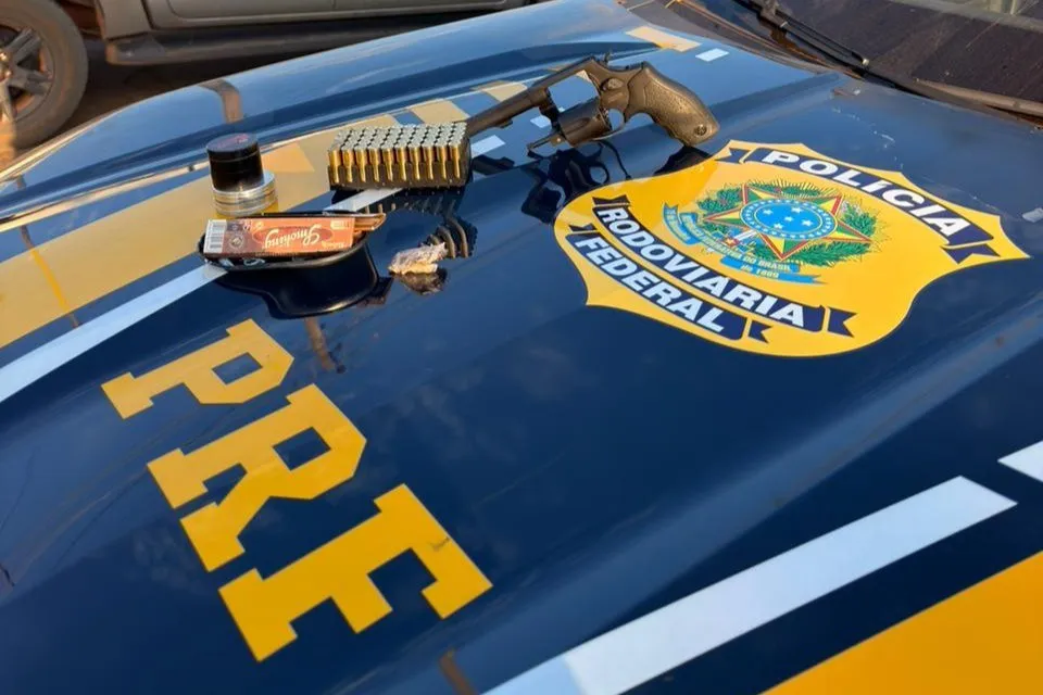 Fiscalização da PRF na BR-174 termina com apreensão de arma e prisão de motorista em Vilhena