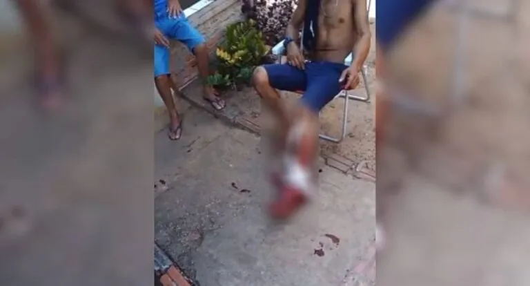 Homem é baleado na perna após dupla chegar de moto e atirar contra casa em Chupinguaia