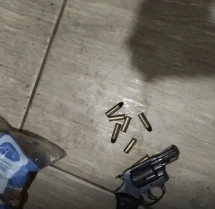 Polícia Civil prende dois suspeitos e apreende arma usada em homicídio em Buritis